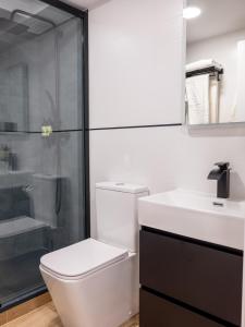 een badkamer met een toilet, een wastafel en een douche bij VR OBREGON APARTMENTS in Madrid