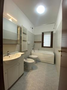 łazienka z umywalką, wanną i toaletą w obiekcie La Casetta in Collina 2 w mieście Spoltore