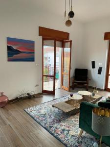 ein Wohnzimmer mit einem Sofa und einem Tisch in der Unterkunft Casa via Mare in Rocca Imperiale