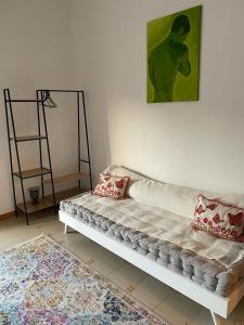 ein weißes Sofa in einem Zimmer mit einem Gemälde an der Wand in der Unterkunft Casa via Mare in Rocca Imperiale