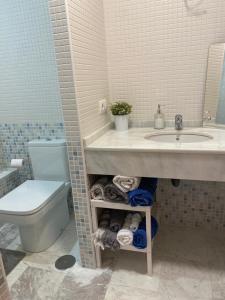 een badkamer met wastafel en toilet bij Horia Seaside in La Herradura +23 foto's