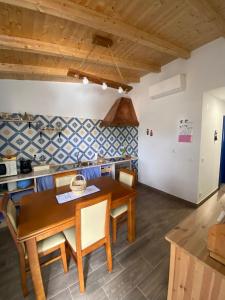 a kitchen and dining room with a wooden table and chairs at Tia Antonia 