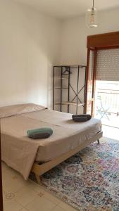 ein Bett mit zwei Kissen darauf in einem Schlafzimmer in der Unterkunft Casa via Mare in Rocca Imperiale