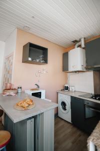 una cocina con un plato de comida en una barra en Coquillages et crustacés, Netflix baignoire îlot chez Ivona Vacances, en Gujan-Mestras