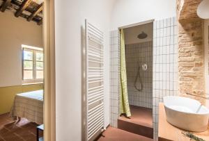 La salle de bains est pourvue d'une baignoire et d'un lavabo. dans l'établissement Agriturismo Casalino18, à Tognazza
