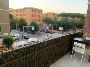 een balkon met uitzicht op een parkeerplaats bij occasione unica, nuovissimo nel cuore di Roma in Rome