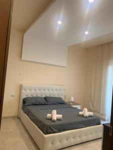 een slaapkamer met een groot bed met 2 kussens erop bij occasione unica, nuovissimo nel cuore di Roma in Rome