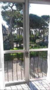 una puerta corredera de cristal abierta con vistas a un patio en Apartamento loft en Castelldefels junto la playa, en Castelldefels