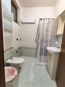 a bathroom with a sink and a toilet and a shower at Villetta di Anastasia 1 tropea in Filandari