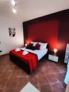 1 dormitorio con 1 cama grande y cabecero rojo en Villetta di Anastasia, en Filandari