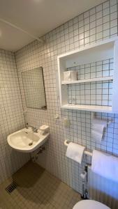 Baño blanco con lavabo y espejo en Kloster Steinfeld Gästehaus en Kall