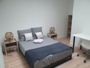 Posteľ alebo postele v izbe v ubytovaní Maison familiale avec piscine privée proche du littoral
