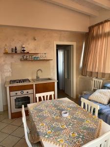 Кухня или мини-кухня в Residenza le sirene
 +36 фотографий