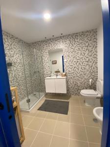 a bathroom with a shower and a sink and a toilet at Tia Antonia in Casevel