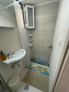 a small bathroom with a sink and a shower at Διαμέρισμα στη Ναύπακτο in Nafpaktos