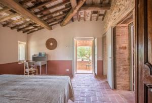 TognazzaAgriturismo Casalino18的房间里有一张床和一张书桌的卧室