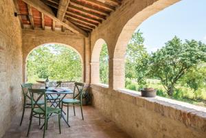 Agriturismo Casalino18的阳台或露台