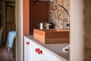 Agriturismo Casalino18的厨房或小厨房