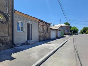 una calle vacía con un edificio en el lateral en Nanayi guest house, en Gyumri