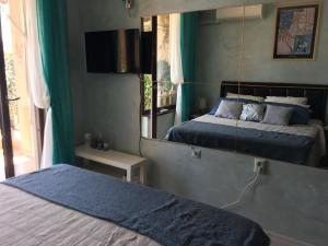 uno specchio in una camera con due letti di Sunny apartment Lavanda Golden Sands 1st line a Golden Sands