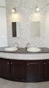 凱法洛斯的住宿－beautiful villa，浴室设有2个水槽和2面镜子