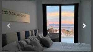 MyFlats Infinity View في آريناليس ديل سول: غرفة نوم بسرير ونافذة مطلة