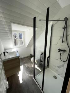 een badkamer met een glazen douche en een wastafel bij Villa Narcisse in Luchon
