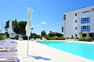uma piscina com espreguiçadeiras e um edifício em Rosi Residence em Chişoda