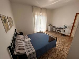 1 dormitorio con 1 cama grande en una habitación en Camere Giulia, en Bérgamo