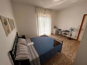 een slaapkamer met een groot bed in een kamer bij Camere Giulia in Bergamo