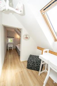 una habitación blanca con una cama y una mesa en Kerese Apartments, en Pärnu