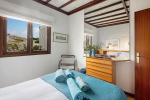 トレイラにあるCasa da Ria 78 - Family Houseのベッドルーム1室(ドレッサー付きのベッド1台、窓付)