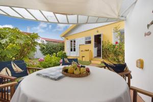 - une corbeille de fruits assise sur une table sur une terrasse dans l'établissement Casa da Ria 78, à Torreira