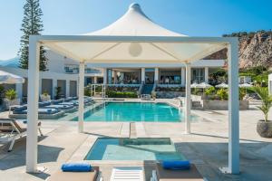 Bazén v ubytování Hotel Matheo Villas & Suites nebo v jeho okolí