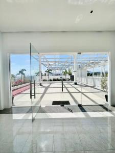 un grande edificio bianco con una porta a vetri al centro di Aesthetic One Bedroom Beside SM w Pool, Wifi and Netflix a Cagayan de Oro