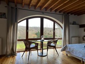 Rúm í herbergi á Les deux chambres au dessus de la colline