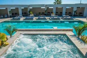 Bazén v ubytování Hotel Matheo Villas & Suites nebo v jeho okolí