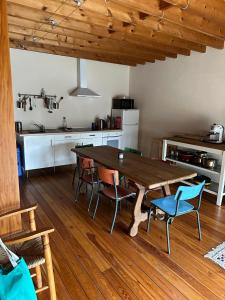 Eldhús eða eldhúskrókur á Les deux chambres au dessus de la colline
