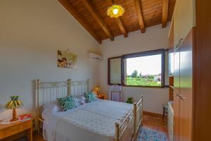 een slaapkamer met een bed en een raam bij La Rosa Rossa in Sciacca