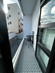 a room with a balcony with a table and chairs at Apartamento paula in San Miguel de Abona