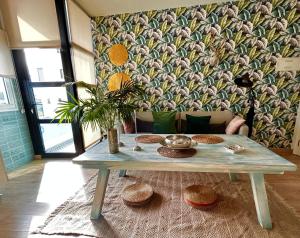 einen Tisch im Wohnzimmer mit Sofa in der Unterkunft Apartamento paula in San Miguel de Abona