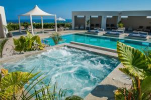 Bazén v ubytování Hotel Matheo Villas & Suites nebo v jeho okolí