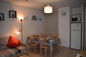 Η κουζίνα ή μικρή κουζίνα στο Les Dunes 6 personnes ,piscines ,tennis etc proche de la plage +3 φωτογραφίες