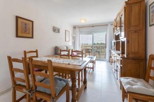cocina y comedor con mesa y sillas en Begonia, en Daimuz