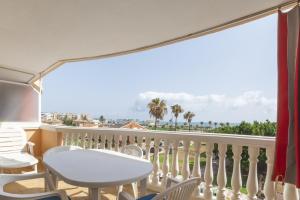 d'un balcon avec une table et des chaises et une vue sur l'océan. dans l'établissement Begonia, à Daimús