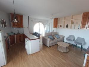 cocina y sala de estar con sofá y mesa en Cabo de Palos VVMU 4780-1, en Cabo de Palos
