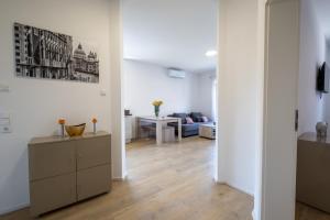 a living room with white walls and wooden floors at Casa Merilana in Rust