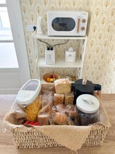 a basket full of bread and other foods with a microwave at Airiños da ría in Pontevedra
