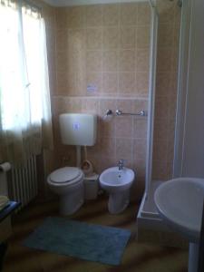 een badkamer met een toilet, een wastafel en een douche bij Villa Montrona RR in Imola