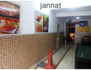 restauracja z pomarańczowym szyszkiem przed ladą w obiekcie Jannat Hotel & Restaurant, J&K w mieście Anantnāg